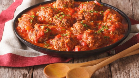 Albóndigas de porotos y milanesa de berenjena: el menú vegano que impulsa La Cámpora