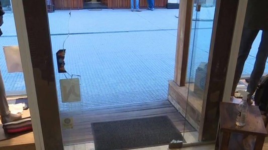 Rompió la vidriera, eligió prendas a gusto y se marchó: todo en plena Peatonal