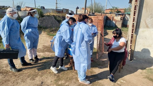 Vacunación en territorio: la experiencia de salir a recorrer el barrio casa por casa