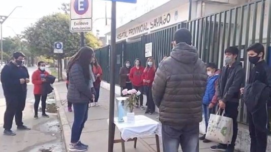 "Tener un apoyo espiritual ayuda": organizan rezos colectivos frente a hospitales