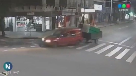 Video: su hijo lo vio en el noticiero robando un baño químico y lo devolvió