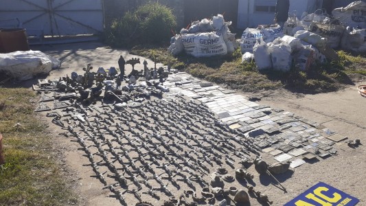 Recuperaron cientos de placas, estatuillas y demás elementos robados al Cementerio Municipal