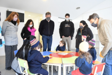 El grupo Canticuénticos donó libros y discos a los Jardines Municipales