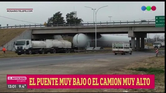 Un camión quedo atascado debajo de un puente en la autopista Santa Fe