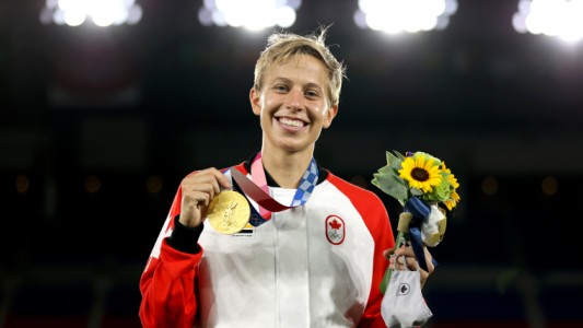 Quinn: la primera deportista transgénero no binaria en ganar una medalla