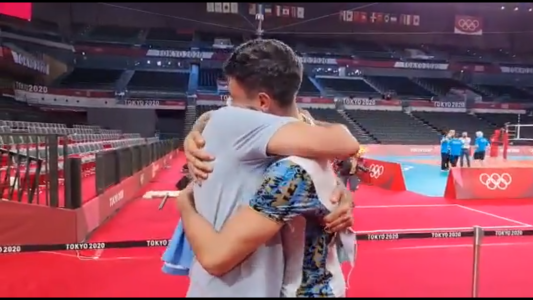 El emocionante abrazo de Hugo Conte con su hijo y heredero, Facu Conte