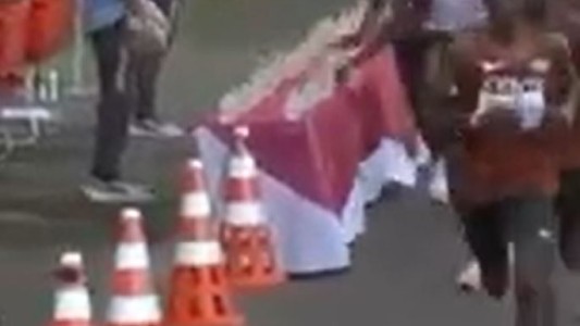 Video: Atleta francés generó indignación en la maratón de Tokio 2020