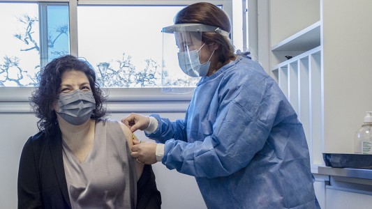 Vizzotti recibió la segunda dosis combinada de la vacuna contra la Covid 19