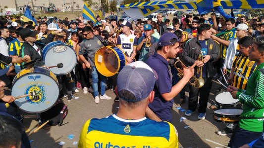 Sin protocolos: multitudinaria despedida de hinchas de Central al equipo