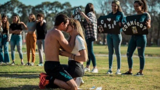 Su novia le propuso matrimonio cuando él terminó de jugar al fútbol