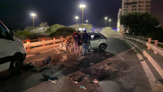 Volcó un auto en el Puente Oroño a la altura de la bajada a Avenida Alem