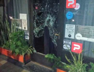 Robaron y provocaron destrozos en un bar ubicado en Francia y Santiago del Estero