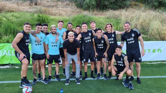 Es santafesino, le cortó el pelo a la Sub 23 Argentina y es candidato al barbero del año