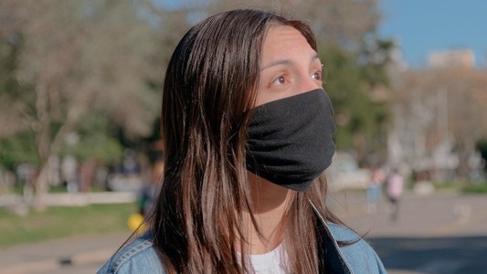 Además de la segunda dosis, el barbijo “es una barrera excelente” para la variante Delta