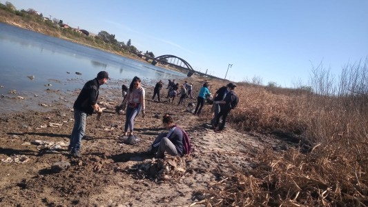 "Había bolsas hasta de Santiago del Estero": vecinos de Santo Tomé limpiaron el Salado