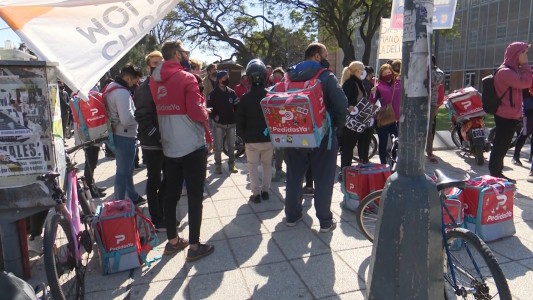 Protesta de cadetes: Se mantiene cortado el ingreso a la ciudad por Bulevar en la bajada del Puente Oroño