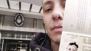 Entregan el primer DNI y pasaporte no binarios en un consulado argentino