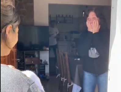 La reacción de dos abuelos que conocieron a su nieta de sorpresa