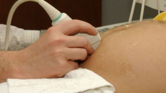 Tras dar a luz, una chica de 14 años contó que el violador es su papá