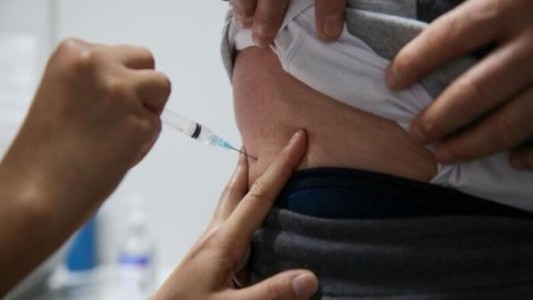 Según especialistas, la cuarta dosis de la vacuna contra el Covid "quintuplica los anticuerpos"