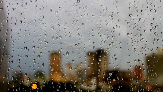 Llueve intensamente en la ciudad y sigue vigente el alerta meteorológico