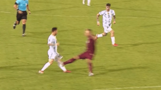 La brutal patada a Messi que paralizó los corazones