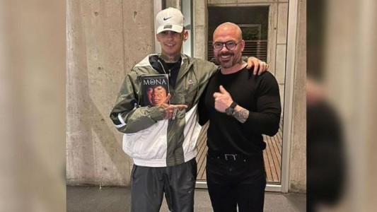 La Mona le regaló su libro a L-Gante