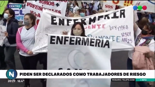 Enfermeros de la provincia se concentraron en Rosario pidiendo ser reconocidos como personal de riesgo