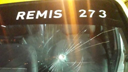 Al no poder robarle a un remisero, seis delincuentes le balearon el parabrisas