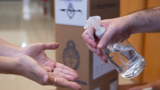 Protocolo Covid para las PASO: ¿Qué pasa si la espera supera el horario de cierre de mesas?