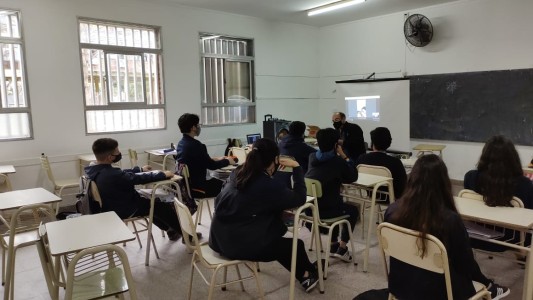 Francisco no puede asistir a clases, pero un docente posibilitó el vínculo con sus pares