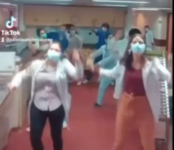 Video: una clínica médica no tiene pacientes con COVID tras un año y medio y lo festejó bailando