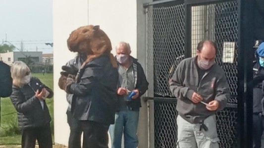 "Voto sí o sí": llegó a la mesa en Nordelta disfrazado de carpincho