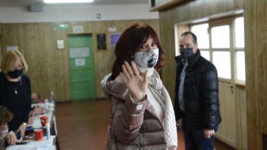 Cristina Fernández de Kirchner regresó a Buenos Aires y esperará los resultados en el búnker del Frente de Todos