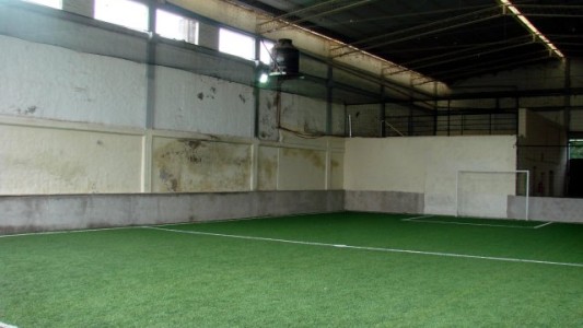 Se burlaron de él jugando al fútbol: volvió con una escopeta y les disparó