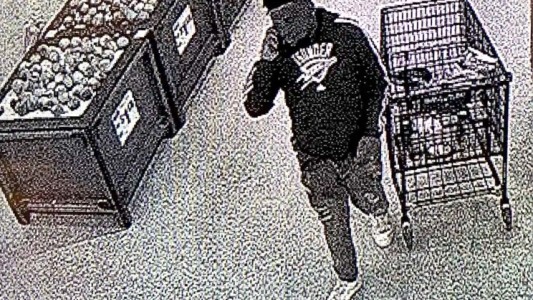 Un hombre defecó en la heladera de un supermercado: clienta lo descubrió de la peor manera