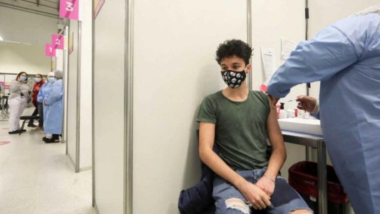 El lunes comienzan a vacunar a menores sin patologías en la Esquina Encendida