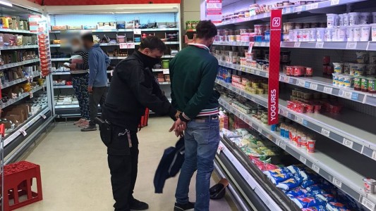 Tras una persecución, un hombre que ingresó a una vivienda fue detenido en un supermercado