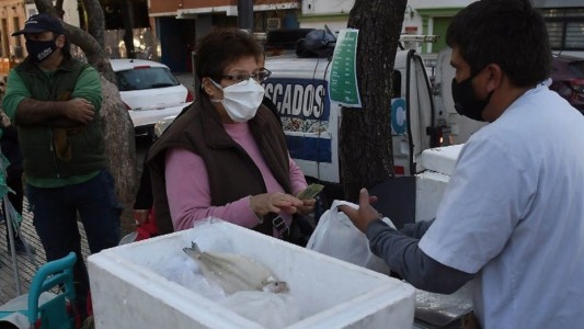 Venta de pescado de mar a precios populares hoy en la Plaza Pueyrredón