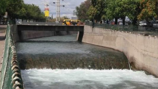 Mendoza: un joven se ahogó al intentar rescatar a un perro que había caído a un canal