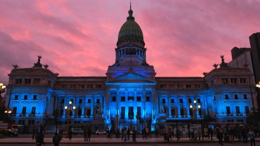 EL Congreso fue iluminado de azul por el Día Nacional de las Personas Sordas
