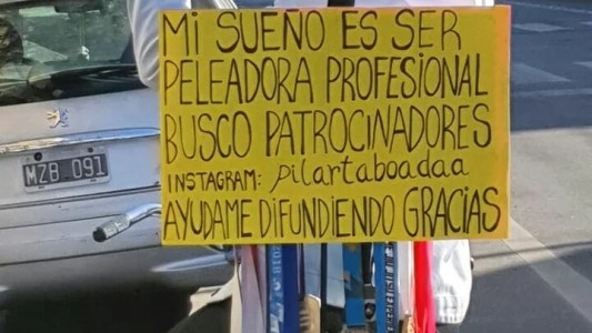 Practica artes marciales y en su bicicleta salió a pedir colaboración para dar el salto
