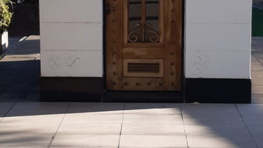 Pintaron cruces esvásticas en el Cementerio Israelíta