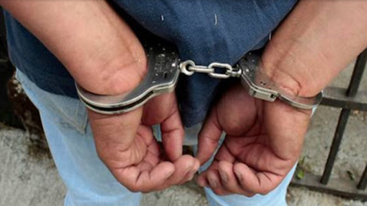 Mostró la cola por la ventanilla y lo vio el jefe de policía: terminó detenido