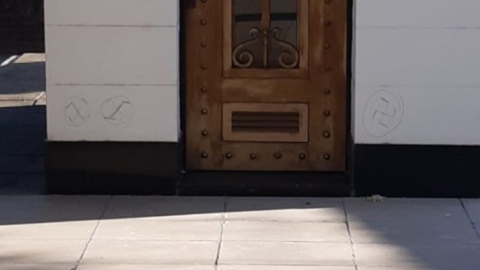 DAIA repudió las pintadas de esvásticas en el Cementerio de la Comunidad Israelita