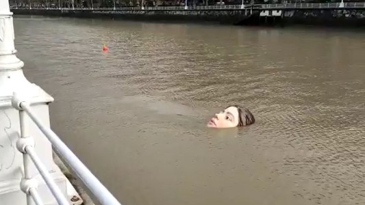 Sorpresa por una enorme escultura con la cara de una niña que flota en el río