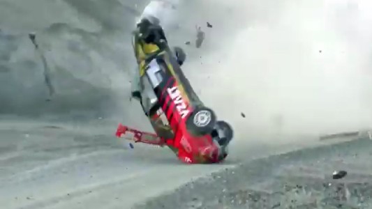 Un auto de rally da más de 10 vueltas en el aire y sus pilotos resultan ilesos