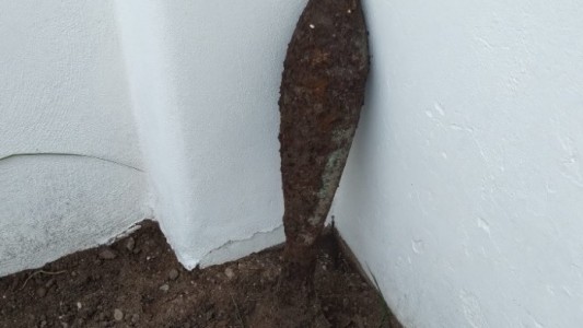 Córdoba: halló un misil enterrado en su casa cuando cavaba para poner plantas