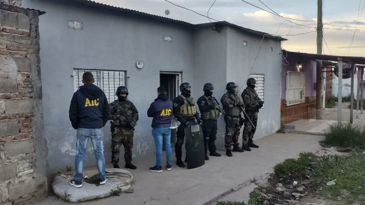 Detienen a dos sujetos por un homicidio: tenían 40 plantas de marihuana y gallos de riña