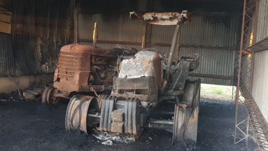 Dos tractores quemados en un incendio rural en Colonia Rosa